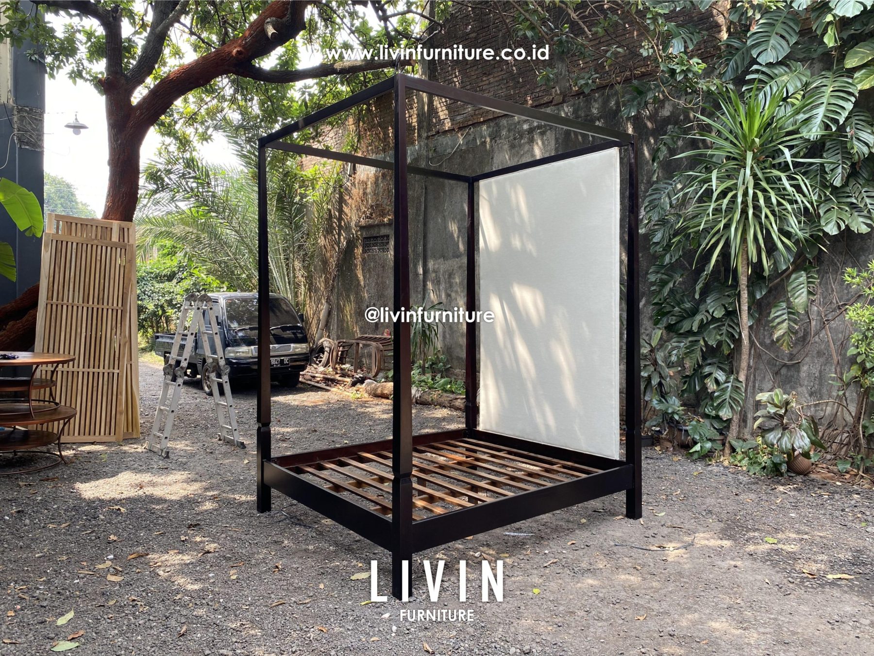 Tempat Tidur Jati Kanopi Hitam Modern Minimalis