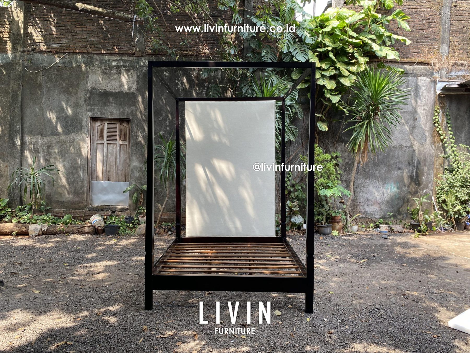 Tempat Tidur Jati Kanopi Hitam Modern Minimalis