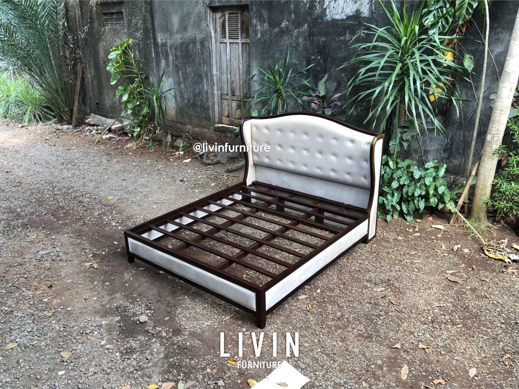 Tempat Tidur Jati Sandaran Busa Klasik Minimalis