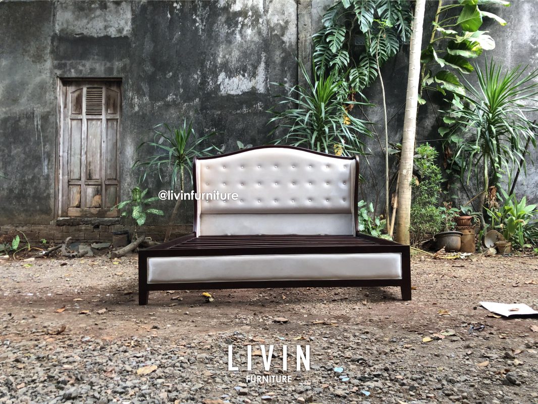 Tempat Tidur Jati Sandaran Busa Klasik Minimalis