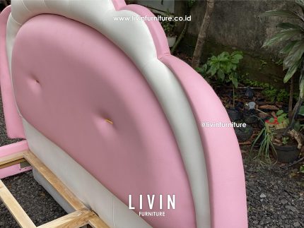Bahan Material  : Kayu Jati Solid Ukuran :140 x 200 cm ( Kasur ), 50 x 40 x 50 cm ( Nakas ) ( P x L x T ) Warna Finishing : Natural Treatment, Pink Doff Kain Sofa : Oscar Pink, Putih Busa : Royal Foam D26 dan D22 Rel Laci : Huben Doubletrack Packing : Foam, Kardus dan Palet (Jika diperlukan) Waktu Pengerjaan :  4 – 6 Minggu